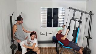 Exkluzív! házastárs keményen megkúrja férjét hátulról az edzőteremben!