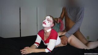 Harley quinn keményen cumizza a orbitális péniszt és lovagol rajta beleélvezésig éjszakai változatban