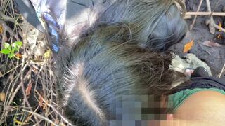 Kockázatos nyilvános bujálkodás és beleélvezés az út szélén