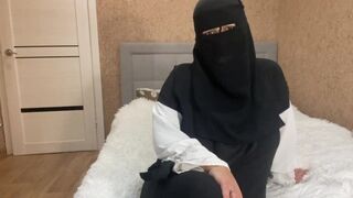 Vonzó arab milf buja utasításokat ad nevelő fiának