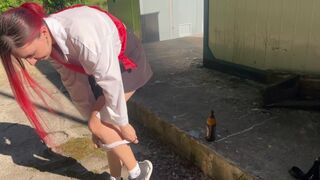 Rajtakaptam a szomszéd tinédzser lányát ivás közben és üveggel büntettem meg a hátsó lyukát