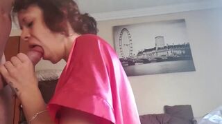 Göndör hajú milf leszopja és veri a farkamat amíg elélvezek