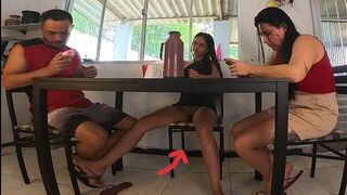 A srácom férjének szoptam le az asztal alatt a szülinapján