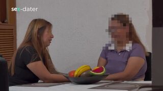 Szívdöglesztő vén nő ujjazza a tinédzser leszbi puncit, amíg az lőve élvez