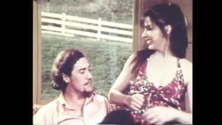 John Holmes nyalja a kis csaj lucskos punáját a retro pornóban