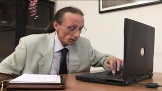 Kéjnő MILF titkárnő cidázza ki a mocskos főnökét