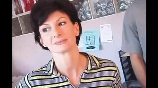Sharon Mitchell feleségként orálozza és hátsó nyílásba veszi Mark Wood farkát retro stílusban