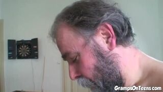 Tinédzser vörös kiscsaj cumizza és lovagol a nagypapa hímtagján