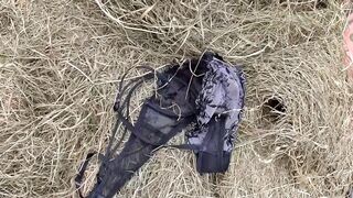 Termetes popsis idősödő nő cumizza a paraszt farkát a disznóólban