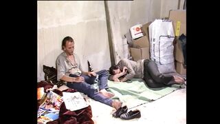 Világos Szőke milf cidázza le a merev hímvesszőt egy izgatott férfinak retro stílusban