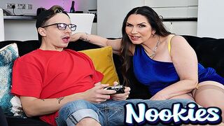 Nookies - Vén Mostohaanya Josephine James Csinos Sztriptízzel Fizeti a Lakbért a Mostohafiának