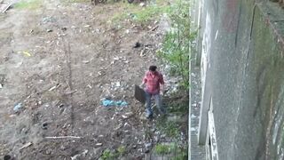Krissy Kage néger hajjal durván reszelve az elhagyott épületben