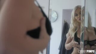Gigantikus Cicis Világos Szőke Milf Mélytorok Akcióban a Cherry Pimps Csatornán